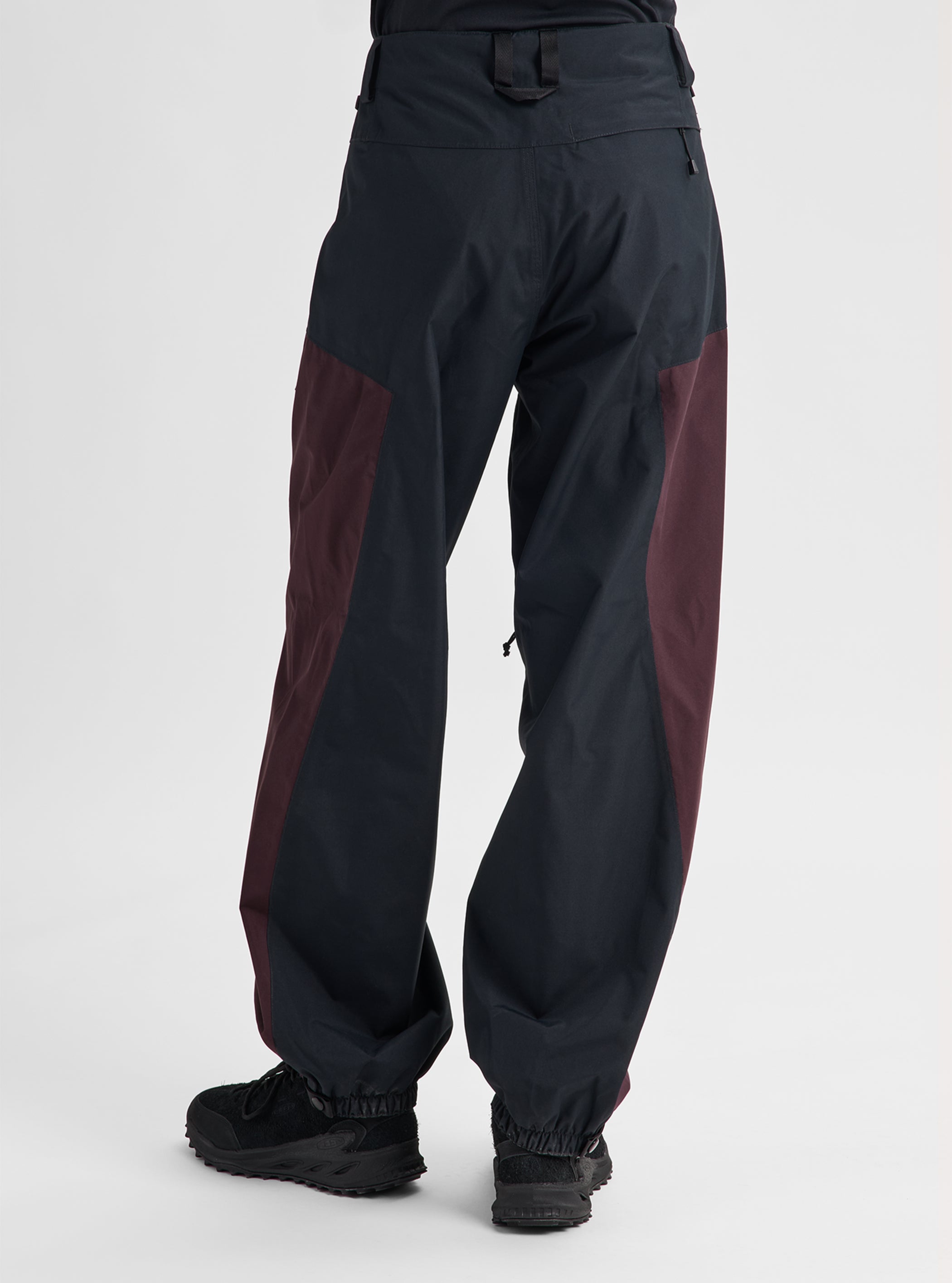 Product image of Women's Burton Reserve 2L Relaxed Pants[Variant:Bear Hug Brown / True Black]
