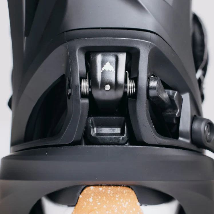 Binding heel cleat engagement